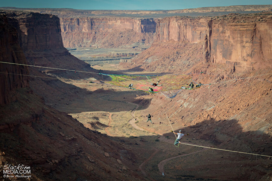 Müjde verdi
Andy Lewis, base jumping tutkunlarına 2016 yılında da benzer bir organizasyon düzenleyeceklerinin müjdesini verdi.