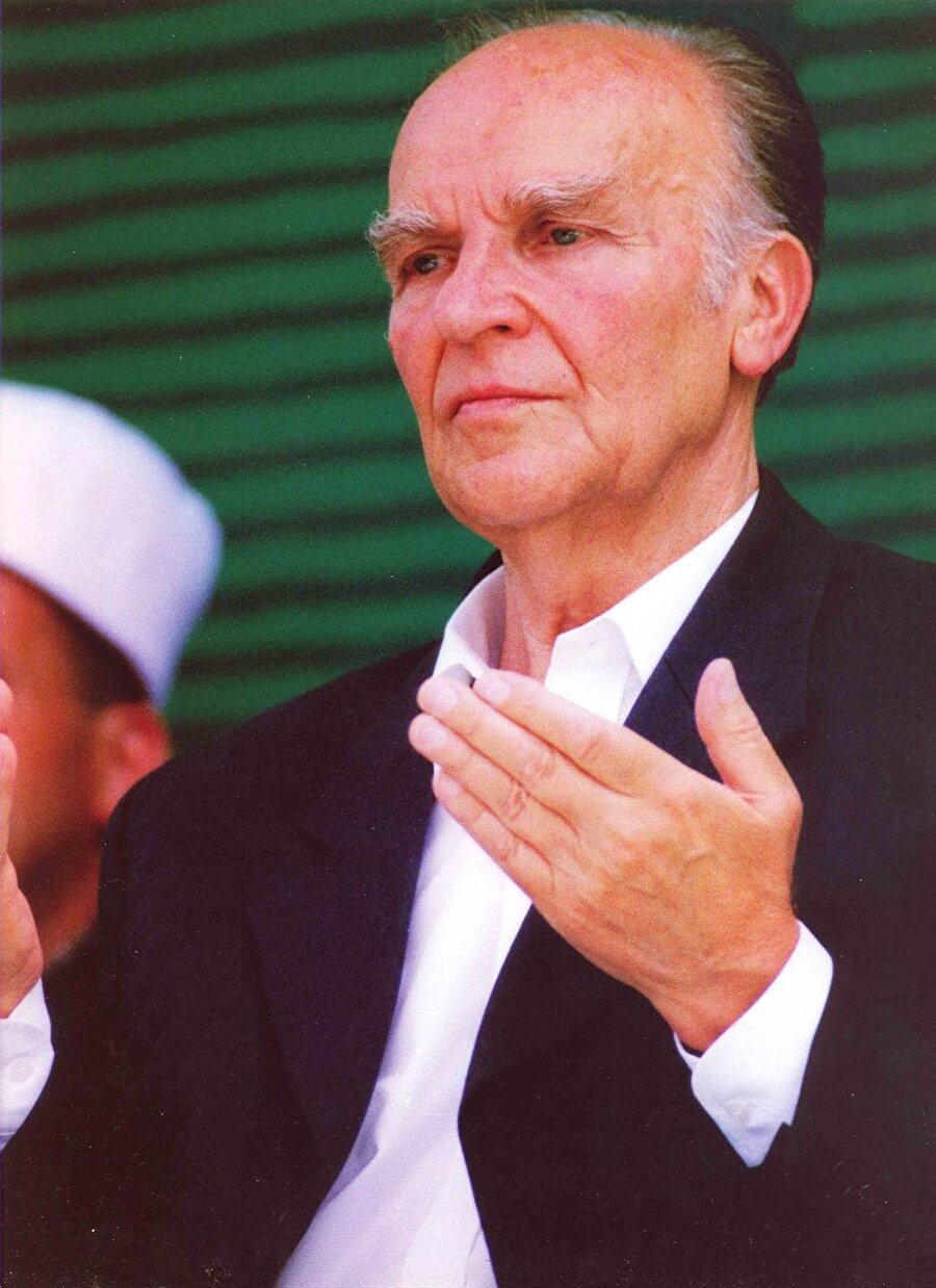 Dünya'ya kayda değer şeyler katan ve gök kubbe altında hoş bir seda bırakan devlet adamı. Aliya İzzetbegoviç bugün 92 yaşında. Hep var ol Bilge Kral...