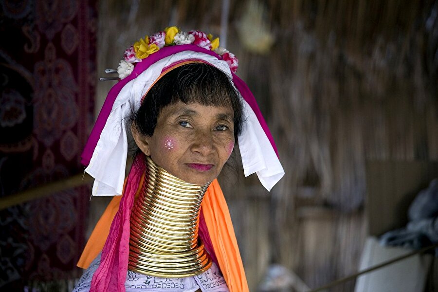 Boyun uzatma 

                                    
                                    
                                    
                                    
                                    
                                    
                                    
                                    
                                    Kuzey Taylan'daki Padaung kabilesi kadınları, dünyanın en uzun boynuna sahip olma rekorunu ellerinde tutuyor. Kabile geleneklerine göre, kızlar ergenlik çağında ulaşmadan önce boyunlarının etrafını saran demir halkalar takmak zorundalar. Her yeni yılda boyunlarına yeni halka ekleyerek, boyunlarının uzamasını sağlıyorlar.
                                
                                
                                
                                
                                
                                
                                
                                
                                