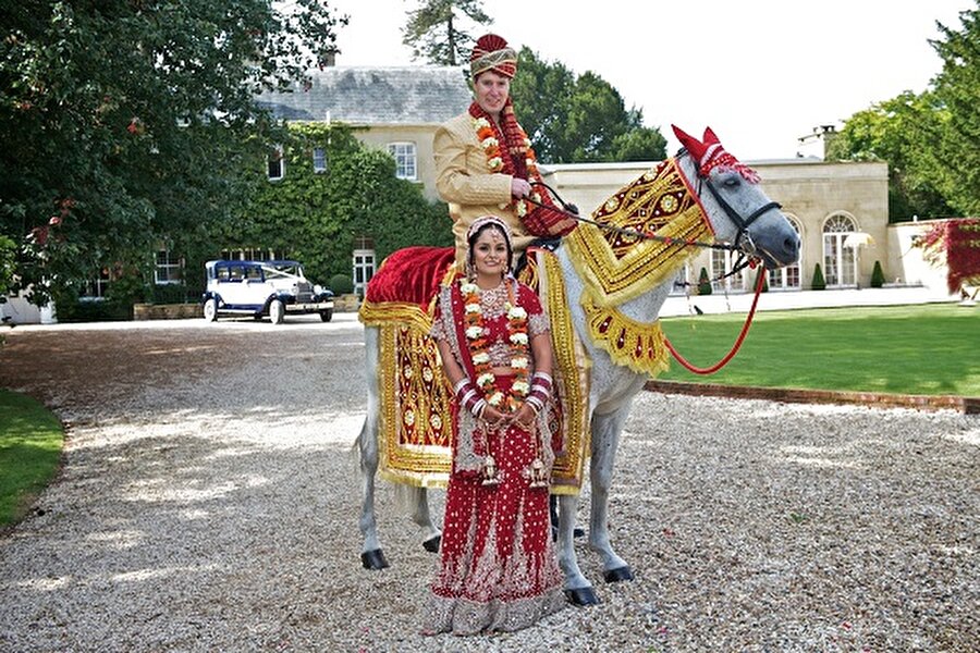 Hindistan'da süslü at 

                                    
                                    
                                    
                                    Hindistan'da düğün kutlamaları 5 gün, düğün merasimi yaklaşık 3 saat devam eder. Kuzey Hindistan'da damat süslü bir atla düğüne gelir. Ailesi ve arkadaşları onu şarkılar ve şiirler eşliğinde neşeyle karşılar.
                                
                                
                                
                                