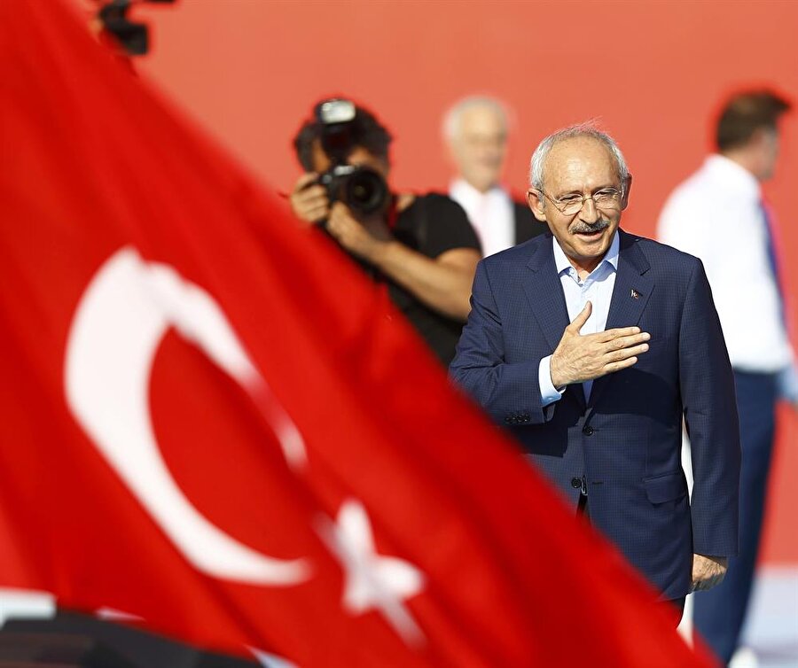 CHP LİDERİ KEMAL KILIÇDAROĞLU

                                    
                                    
                                    Demokrasi ve Şehitler Mitingi'nde konuşan CHP Lideri Kılıçdaroğlu, "15 Temmuz darbe girişiminden ben dahil bütün siyasilerin bu musibetten ders çıkarması lazım" dedi.

 Kılıçdaroğlu, "240 şehidimiz var, 240 aslanımızı toprağa verdik, 240 demokrasi şehidimize Allah'tan gani gani rahmet diliyorum. Onlar bizim demokrasi tarihimizdeki altın sayfalarda yerlerini aldılar. Onları unutmayacağız ve unutturmayacağız, demokrasinin kahramanlarıdır onlar." şeklinde konuştu.

 CHP lideri, "Eğer bugün Cumhuriyet olmasaydı, Sayın Recep Tayyip Erdoğan Cumhurbaşkanı olamazdı. Eğer bugün Cumhuriyet olmasaydı Sayın Karaman TBMM Başkanı olamazdı. Eğer bugün Cumhuriyet olmasaydı Sayın Binali Yıldırım Başbakan olamazdı. Eğer bugün Cumhuriyet olmasaydı, Anadolu'nun kuş uçmaz köyünde doğan Kemal Kılıçdaroğlu CHP'ye Genel Başkan olamazdı. Cumhuriyet bu kadar değerli, bu kadar önemlidir. O nedenle de hepimiz Cumhuriyete ve demokrasiye birlikte sahip çıkacağız." dedi.

                                
                                
                                