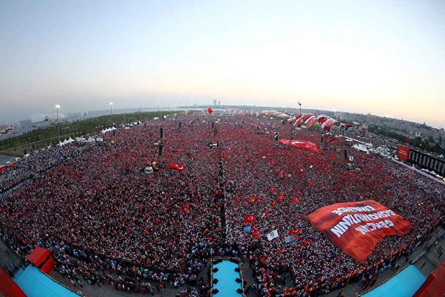 RAKAMLARLA YENİKAPI

                                    
                                    
                                    Yenikapı'daki tarihi günde, siyasi liderler dışında yaklaşık olarak 5 milyon kişi vardı.

 25 bin polis görev yaptı. Denizden sahil güvenlik ve deniz polisi botlarla, havadan ise 2 helikopter güvenlik tedbiri aldı. 165 metal detektörlü kapı ile 22 adet X-Ray cihazı kuruldu.

                                
                                
                                