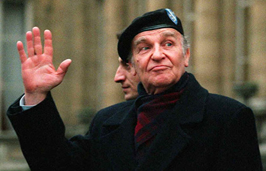 "Ben Avrupa'ya giderken kafam önümde eğik gitmiyorum. Çünkü çocuk, kadın ve ihtiyar öldürmedik. Çünkü hiçbir kutsal yere saldırmadık. Oysa onlar bunların tamamını yaptılar. Hem de Batı'nın gözü önünde; Batı medeniyeti adına."