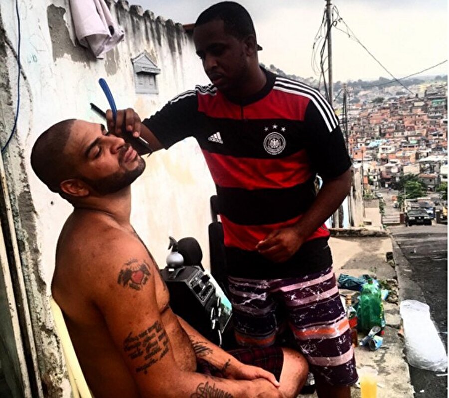 Çok değişti
Adriano'nun bu mahallede bir çeteye üye olduğu öne sürüldü. Eski futbolcunun silahla çektirdiği fotoğraflar da sosyal medyada yayılmaya başladı. 

  
