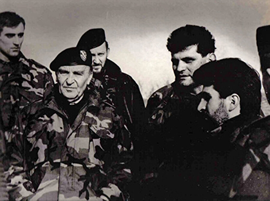 "Bir kelimeyi hiç aklınızdan çıkarmayın: Devlet. Devletin ne kadar önemli olduğunu hepimiz idrak etmeliyiz. Devletsiz bir millet boşluğa düşer, rüzgarda savrulup gider."