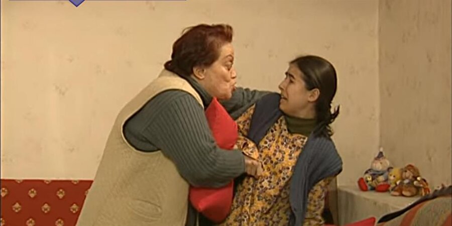 Küçük Besleme
Klasik bir Kemalettin Tuğcu eseri olan “Küçük Besleme”, her fırsatta dövülen bir kızın öyküsüydü. Evin hanımı tarafından itilip kakılıp kız, karşılaştığı bin zulüme rağmen "hanımım çok iyi bir insan, benim iyiliğimi düşünerek beni dövüyor" cümlelesiyle yer edindi. İtiraf etmek gerekirse, çocukluk hafızalarımızda sarsıcı bir yeri var hala.
Bir de şöyle bir diyalogları vardı:
- Adın ne senin?
- Bilge hanımım.
- bilge diye besleme adı mı olur. Bundan sonra senin adın Fatma olsun.
- Nasıl isterseniz hanımım.