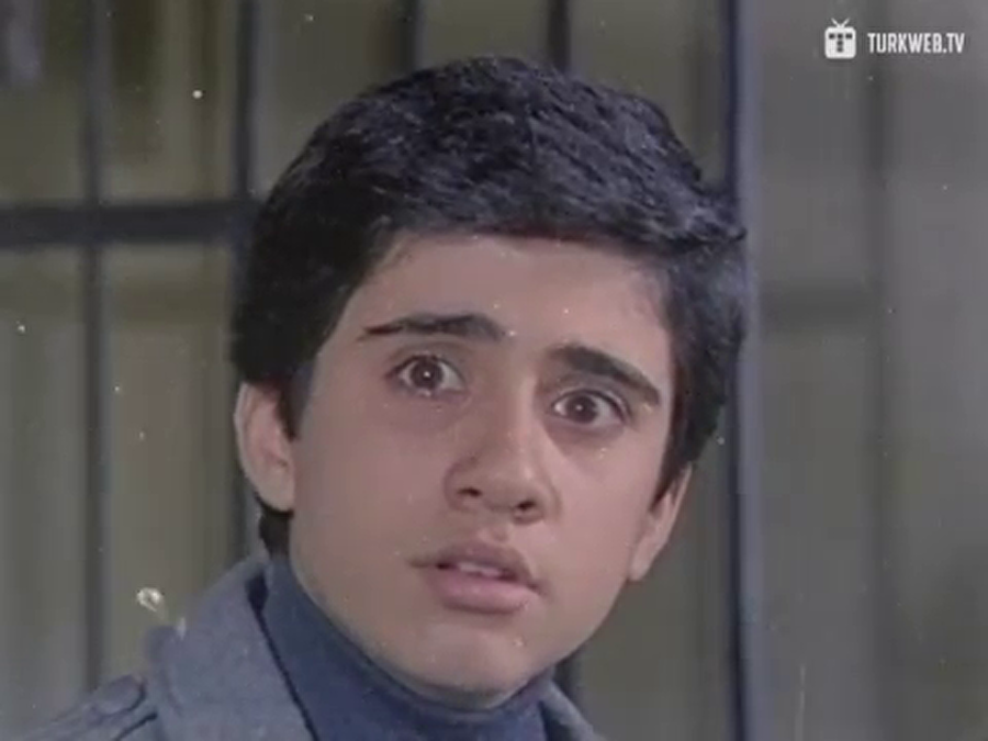 Ayrılamam
Acının efsaneleşmiş ismi Emrah, bu filmde de itinayla acı çeker ve elbette hayata karşı kaşları hep çatık hep ağlamaklıdır!
Unutulmayan repliği:
Anne- Büyükşehir bozdu bizi oğlum hadi köyümüze dönelim
Emrah- Şehrin ne suçu var, şehir taştı topraktı, ama sen taş değilsin toprak değilsin, hele benim hiç diilsin, diilsin