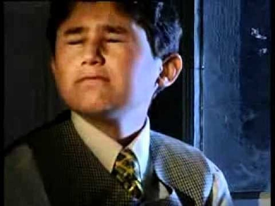 Küçük İbo
Küçük İbo
Küçük olanların zorla büyütülerek “türkücü” kisvesine sokulduğu dönemin isimlerinden biridir. Ee tabi bir de dizi film çekmek gerekirdi. Küçük İbo'nun sazının yengesi tarafından paramparça edildiği sahne en unutulmazlar arasındadır.