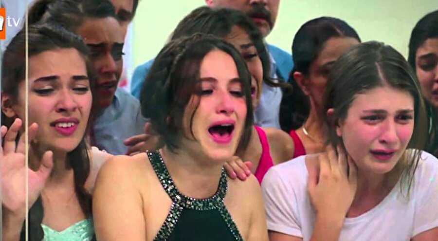 BONUS!!!! KIRGIN ÇİÇEKLER
2015 yapımı bol acılı bir dizi yine karşımızda. Acı, şiddet, ayrılık, taciz kötü olan her ne varsa bulmak mümkün!...