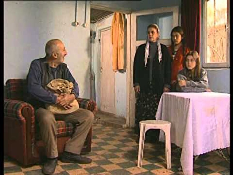 Üvey Baba
Üvey baba Halil, biricik kızı Semiha ve zulüm altındaki Lamia... Çocukluğumuzu Laima'nın bitmek tükenmek bilmeyen acılarına üzülerek geçirdik desek yanlış olmaz.