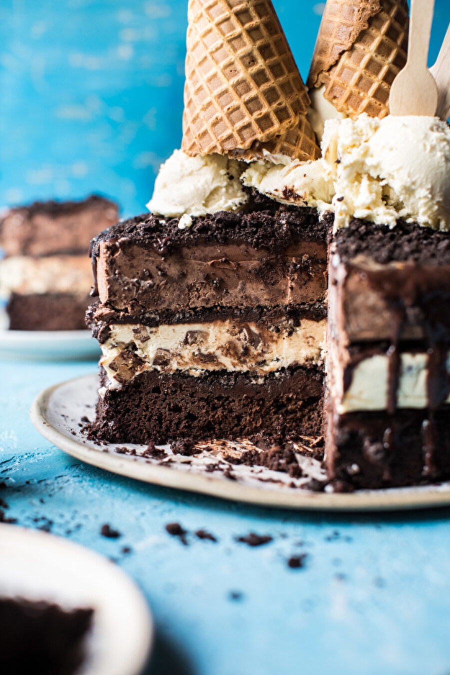 Krokon ile çikolata masalı

                                    
                                    
                                    
                                    
                                    
                                    
                                    
                                    
                                    
                                    
                                    Vanilya kokulu pasta kreması ve yumuşacık kek içindeki çıtır çıtır krokan lezzetine kim hayır diyebilir ki?
                                
                                
                                
                                
                                
                                
                                
                                
                                
                                
                                