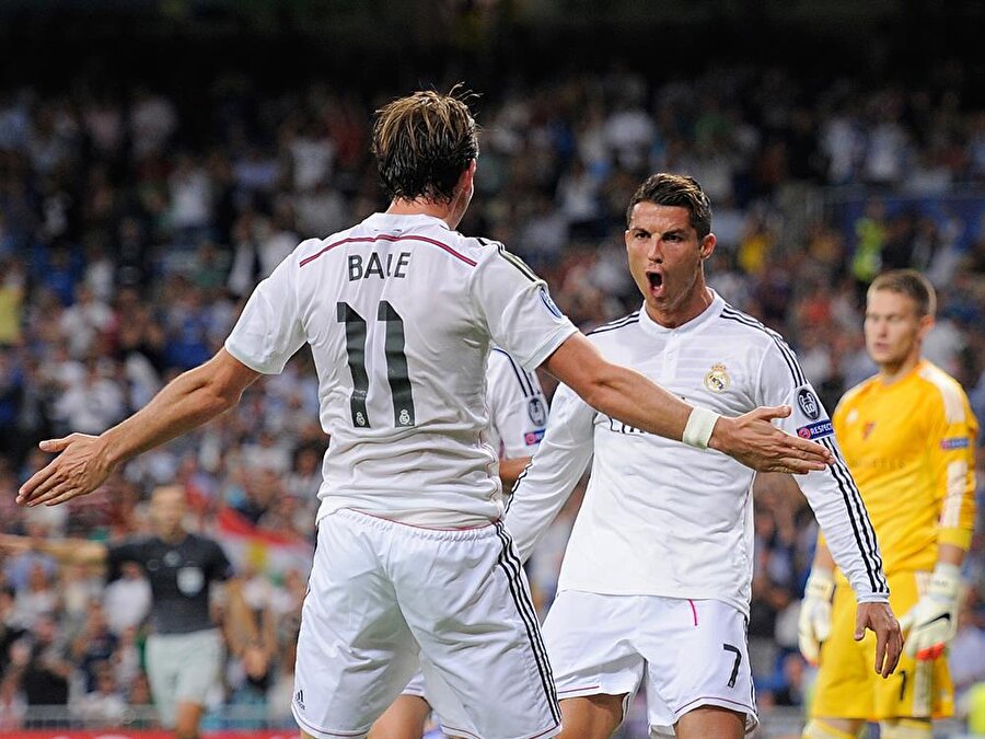 Bale 100 milyon euro, Ronaldo 94 Milyon euro

                                    
                                    Real Madrid, 2009 yılında Manchester United forması giyen Portekizli Cristiano Ronaldo'yu 94 milyon, 2013 yılında ise Tottenham Hotspur'da oynayan Galli yıldız Gareth Bale'i 100 milyon Euroya transfer ederek rekor kırmıştı. 

İtalya Birinci Futbol Ligi ekiplerinden Juventus'ta geçen sezon 49 maça çıkan ve 10 gol, 12 asistlik performans sergileyen Pogba, sezonu lig şampiyonluğu ve İtalya Kupası ile tamamlamıştı. Siyah-beyazlı takımda son dört sezondur şampiyonluk sevinci yaşayan Fransız yıldız, 2014-15 sezonunda UEFA Şampiyonlar Ligi'nde İtalyan temsilcisiyle final oynamıştı.
                                
                                