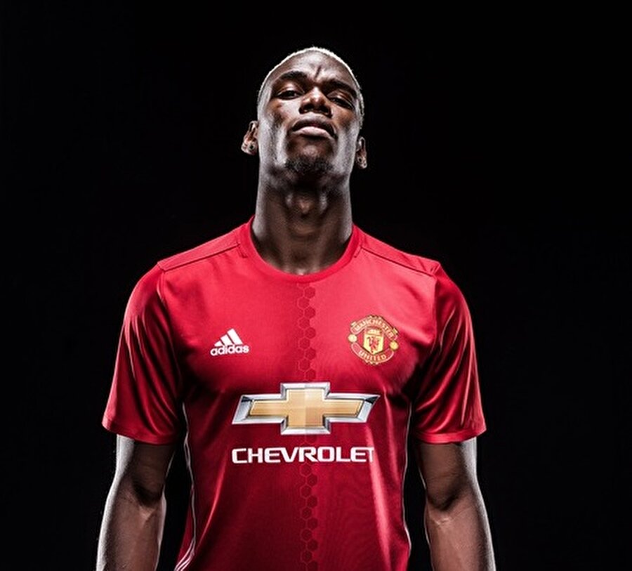 Paul Pogba, Manchester United'ın bu yıl 4. büyük transferi
Paul Pogba ile birlikte Manchester United, Zlatan Ibrahimovic, Henrikh Mkhitaryan ve Eric Bailly'i de transfer ederek bu yazın 4. büyük transferini yapmıuş oldu.

İmzanın ardından konuşan Paul Pogba, "Geri döndüm. İstediğim her şeyi kazanmak için Manchester United en doğru kulüptü." yorumunu yaptı.


Jose Mourinho ise, "Geleceğin takımını kuruyoruz. Paul Pogba daha çok genç ve dünyanın en iyilerinden biri. Hızlı, güçlü, gol atıyor ve kendisinden daha tecrübelilere göre bile oyunu çok iyi okuyor." yorumunu yaptı. 
