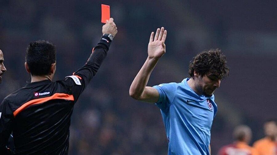 Oyun durduğunda kırmızı kart
Oyuncu kırmızı kart veya ikinci sarı kartlık bir ihlal yaptığında, hakem avantaj oynatabilir. Ancak bu süre zarfında ihlal yapan futbolcu kesinlikle bir müdahalede bulunamaz. Kırmızı kart oyun durduğunda gösterilir. Şayet avantaj oynatılırken söz konusu oyuncu bir müdahalede bulunursa oyun hemen durdurulur ve kırmızı kart gösterilir.