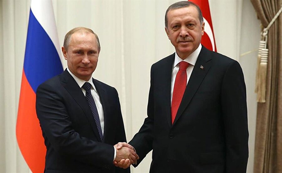 Yaptırımlar kalkıyor

                                    Türkiye'ye ve şirketlere yönelik yaptırımlar adım adım kaldırılacak. Tarım ürünleri dahil ikili ticaretleri kısıtlayan tedbirler ortadan kalkacak. İşbirliği mekanizmaları canlandırılacak. Oluşturulacak karma komisyonlar ile Türkiye ve Rusya bu konuları görüşecek, stratejik işbirliği toplantıları yapacak. Türk inşaat firmalarının projeleri yeniden başlayacak ve Türk vatandaşları yeniden Rusya'da çalışabilecek. Ayrıca Türk-Rus Ortak Yatırım Fonu kurulması konusunda mutabık kalındı.
                                