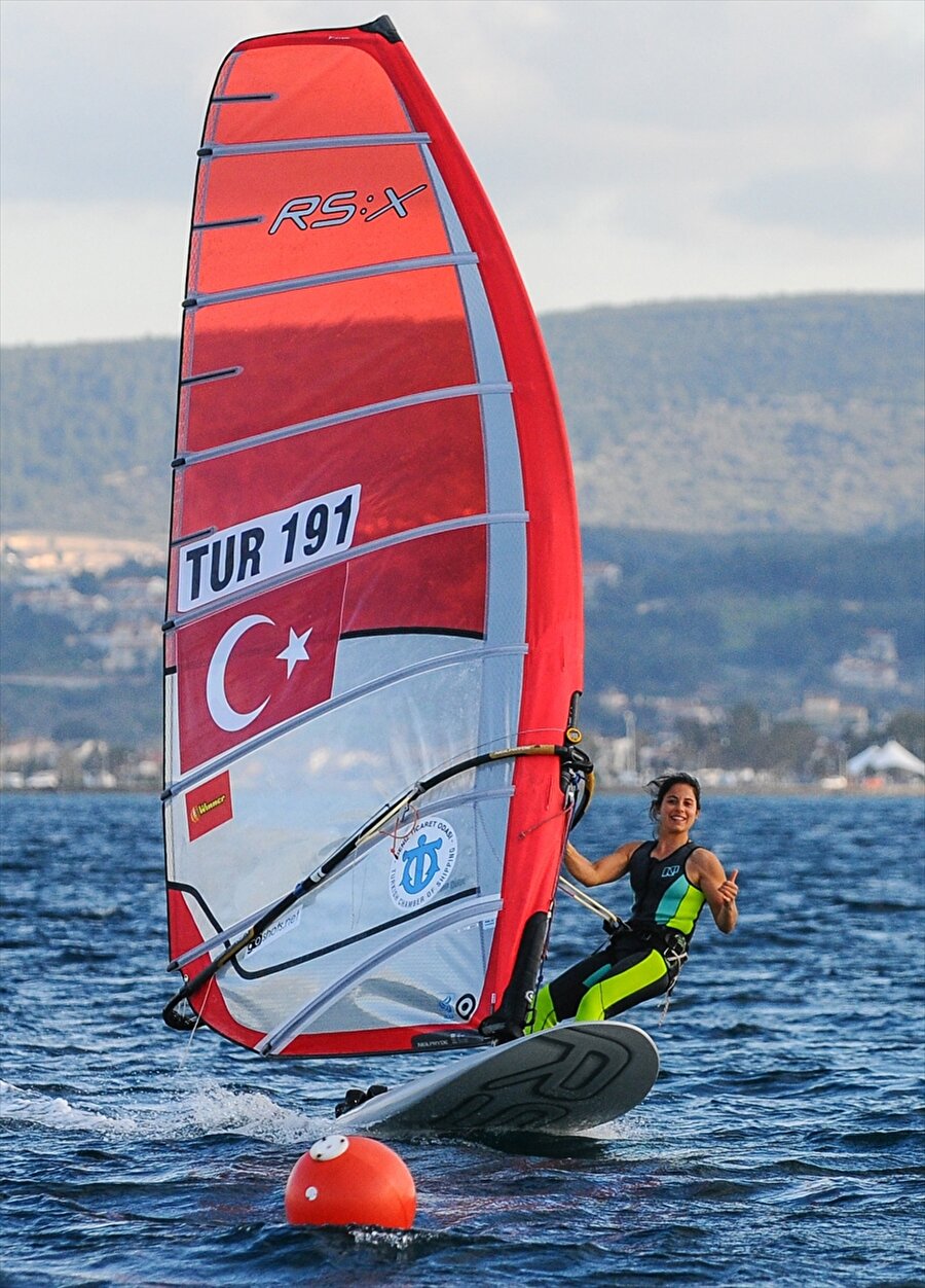 Rüzgar sörfünde mücadele edildi

                                    Yelken erkekler rüzgar sörfü RS:X sınıfında yarışan Onur Cavit Biriz, mücadele ettiği altı yarışın ardından genel klasmanda 35. sırada bulunuyor. Kadınlar kategorisinde ise Dilara Uralp, altı yarış sonunda 23.'lük koltuğunda oturuyor.
                                