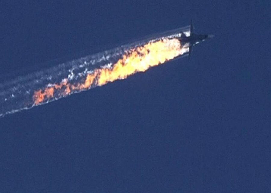 - Rus uçağını düşüren pilotlardan bazıları gözaltında
- Rus uçağını düşüren pilotlardan bazıları gözaltında
Dışişleri Bakanı Mevlüt Çavuşoğlu, Rusya ile ilişkilerde krize neden olan 24 Kasım 2015'te Rus uçağının düşürülmesi olayına karışan pilotlardan bazılarının gözaltında olduğunu açıkladı. Bakan Çavuşoğlu, "Uçak düşürme hadisesi içinde olan pilotların bazıları gözaltında. Bu paralel çeteye (FETÖ) üye oldukları için, uçak düşürme hadisesine katıldıkları veya uçağı düşürdükleri için değil. Tüm boyutlarıyla bunları yargı inceleyecek, değerlendirecek" dedi.
Türkiye, 24 Kasım'da hava sahasını "5 dakika içinde 10 kez uyarılmasına rağmen" ihlâl eden Rus savaş uçağını, Suriye sınırında düşürmüştü. Bu durum Ankara ve Moskova arasında krize neden olmuştu. Moskova yönetimi uçağın Suriye üzerinde düşürüldüğünü ve Türkiye'ye hiçbir tehdit teşkil etmediğini söylerken, ABD ve sivil gözlemciler Rus uçağının Türk hava sahasını ihlâl ettiğini doğrulamıştı.
Bu olaydan sonra Cumhurbaşkanı Tayyip Erdoğan ve Rusya Devlet Başkanı Vladimir Putin il kez Rusya'nın Petersburg kentinde Salı günü yüz yüze görüşmüştü.