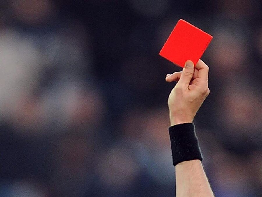 Elle müdahaleye kırmızı kart

                                    
                                    Bariz gol şansını engelleyen, elle müdahaleler ister ceza sahası içinde isterse dışında olsun, oyuncu kırmızı kartla cezalandırılacak. 
                                
                                