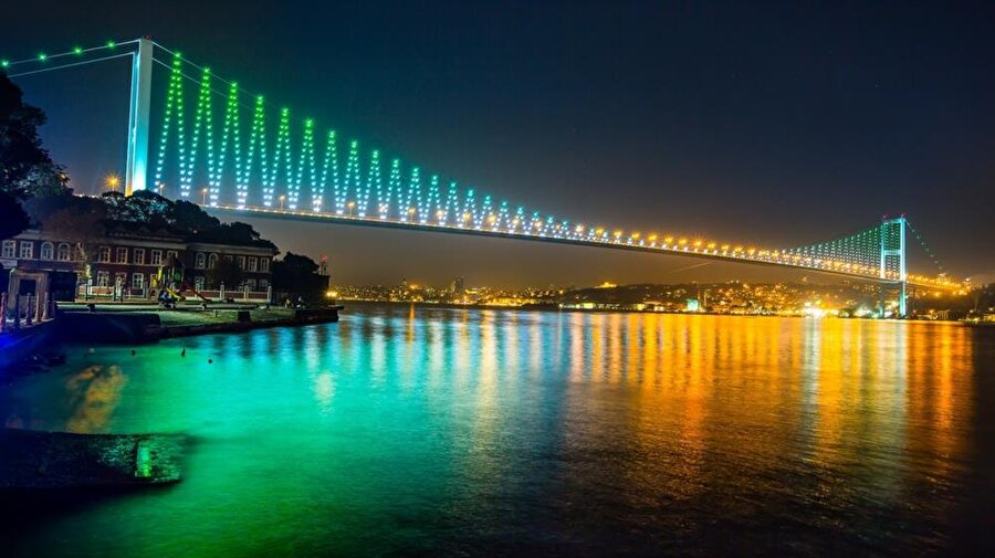 İstanbul’u İstanbul yapan, her göreni kendine hayran bırakan Boğaz ilk sırada… İki kıtanın buluştuğu bu eşsiz manzara asırlardır görkemini yitirmeden kenti sarıp sarmalıyor.

                                    
                                    
                                
                                