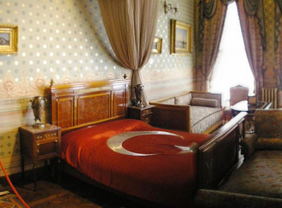 Atatürk orada vefat etti
1927-1938 yılları arasında Gazi Mustafa Kemal Atatürk, Dolmabahçe Sarayı'nı kullanmıştır. Atatürk 10 Kasım 1938'de Dolmabahçe Sarayı'nda vefat etmiştir. 