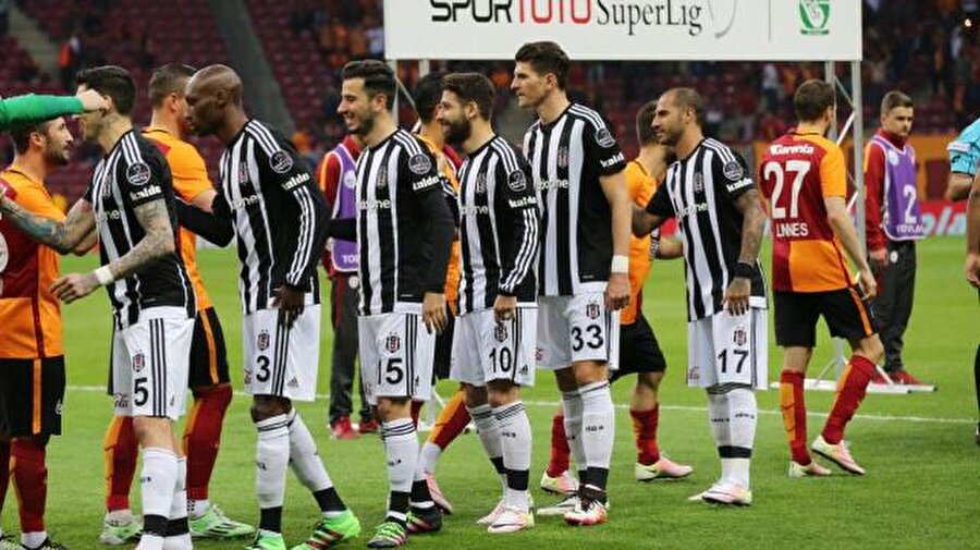- İki kupa beyi arasında 339. randevu

                                    
                                    
                                    
                                    
                                    
                                    
                                    
                                    
                                    
                                    
                                    Beşiktaş ile Galatasaray, Turkcell Süper Kupa'da yarın Konya'da yapacakları sezonun ilk derbisiyle 339. kez karşı karşıya gelecek.

Taksim Stadı'nda 22 Ağustos 1924 tarihinde Beşiktaş'ın 2-0 galibiyetiyle başlayan 92 yıllık rekabette, geride kalan 338 maçta sarı-kırmızılı ekibin galibiyet ve gol sayısında rakibine karşı üstünlüğü bulunuyor.

Rekabetteki 338 maçın 120'sini Galatasaray, 107'sini Beşiktaş kazandı, 111 karşılaşma ise beraberlikle sonuçlandı.

Sarı-kırmızılıların toplam 477 golüne, siyah-beyazlılar 444 golle karşılık verdi.

Taraflar arasında geçen sezon ligde yapılan her iki maçı da Beşiktaş, evinde 2-1, deplasmanda da 1-0'lık sonuçlarla kazandı.
                                
                                
                                
                                
                                
                                
                                
                                
                                
                                
                                