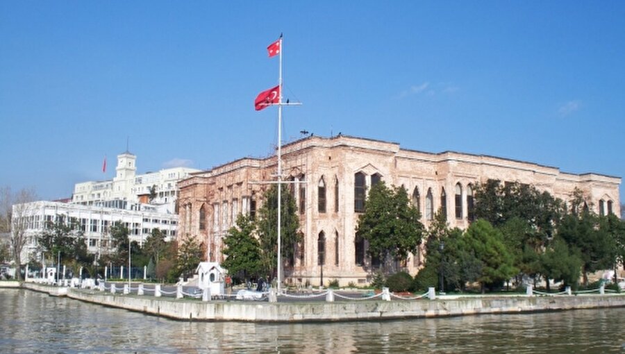 BEYOĞLU, KUZEY DENİZ SAHA KOMUTANLIĞI
Kuzey Deniz Saha komutanlığı karargahı olarak kullanılan Cezayirli Gazi Hasan Paşa Kışlası diğer adıyla Kasımpaşa Kalyoncular Kışlası 23 Mayıs 2016da yıkıldı. Aynı bölgede Kuzey Deniz Saha komutanlığına ait mahkeme, deniz hastanesi, dikimevi gibi Haliç manzaralı yapılar da bulunuyor. Komutanlığın doğusunda yer alan Taşkızak Tersanesi de Haliç Tersanesinin askeri kısımlarından birini oluşturuyor.