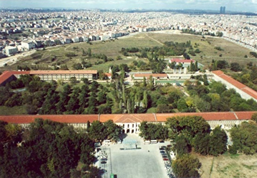 DAVUTPAŞA KIŞLASI - Yıldız Teknik Üniversitesi kampüsü
15.yy'dan itibaren saray ve askeri törenlere hizmet veren bir alanda kurulan Davutpaşa Kışlası II.Mahmud'un (1808-1839) Yeniçeri Ocağı'nı tamamen ortadan kaldırarak yerine oluşturduğu Asakir-i Mansure-i Muhammediye adlı orduya kışla olarak yapılmıştır. 1999 yılında Yıldız Teknik Üniversitesi mülkiyetine verilen ve bazı bölümlerin yer aldığı kışlaya, YTÜ'nün Yıldız ve Maslakta bulunan bölümlerinin de Davutpaşaya taşınması ile yeni binalar eklendi.
