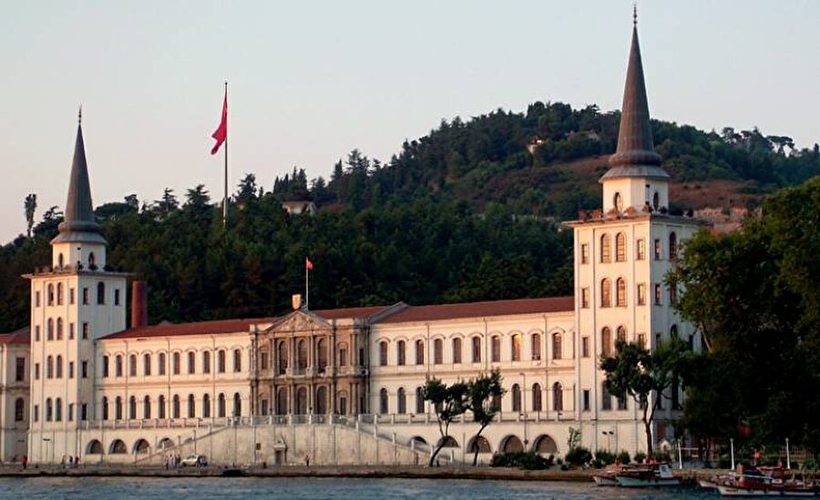 KULELİ ASKERİ LİSESİ
Üsküdar'da İstanbul Boğazına neredeyse sıfır konumunda olan Kuleli Askeri Lisesi 1845 yılında kuruldu. Eski genelkurmay başkanları emekli orgeneraller İlker Başbuğ ve Işık Koşaner'in de aralarında bulunduğu komuta kademesinde yer alan çok sayıda asker mezun oldu. Fatih Sultan Mehmet'in İstanbul'u fethettiğinde koruluk, manastır ve kule bulunan şimdiki alanda, Yavuz Sultan Selim devrinde manastır yeniçerilere kışla olarak verildi. 2. Mahmut döneminde, süvari birlikleri için inşa edilen kışla Kuleli Askeri Lisesi'nin ilk yapısı oldu. 1925 yılında okul "Kuleli Askeri Lisesi" olarak bugünkü adını aldı.