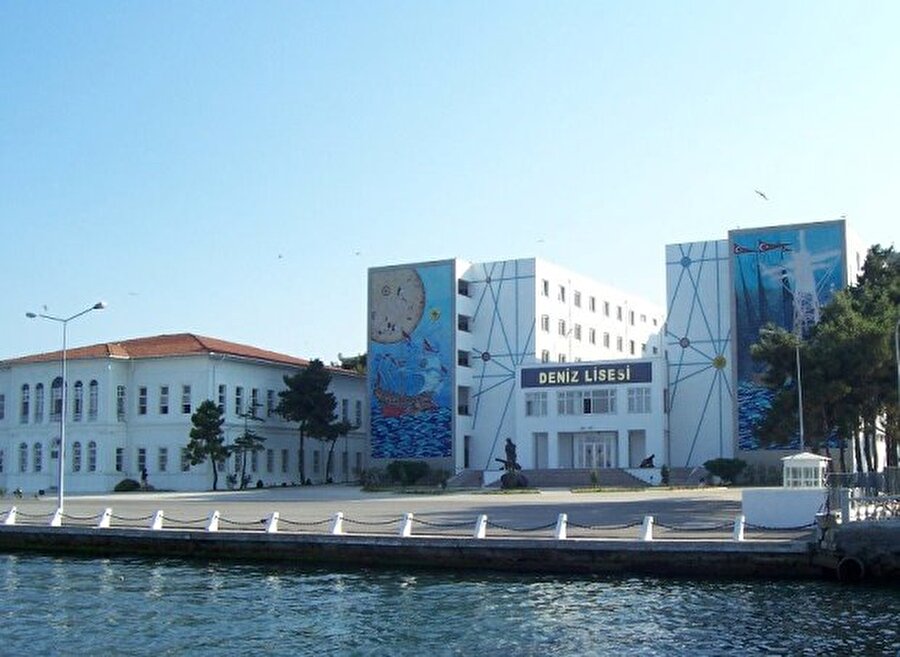 HEYBELİADA DENİZ LİSESİ
Heybeliada sahilinde yer alan ve tarihi 1773 yılına uzanan Heybeliada Deniz Lisesi 1946-1947 yılından bu yana eğitim veriyordu.