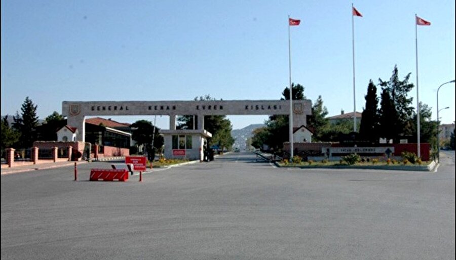 MALTEPE KENAN EVREN KIŞLASI - Marmara Üniversitesi kampüsü
Marmara Üniversitesinin İstanbul'un birbirinden farklı ve değerli noktalarında bulunan kampüsleri, Maliye Bakanlığı, Milli Savunma Bakanlığı, TOKİ ve Marmara Üniversitesi arasında 11 Nisan 2016 tarihinde imzalanan protokolle Maltepe'de bulunan 2 milyon 455 bin m2 büyüklüğündeki Kenan Evren Kışlasına taşındı. Bu protokol ile Halkalı, Bahçelievler ve Nişantaşı Yerleşkelerinin TOKİ'ye devri karşılığında kışlası arazisi Marmara Üniversitesine devredildi. Nişantaşı, Validebağ, Halkalı, Bahçelievler gibi İstanbul'un emlak değeri en yüksek semtlerindeki araziler ise TOKİ eliyle satılacak.