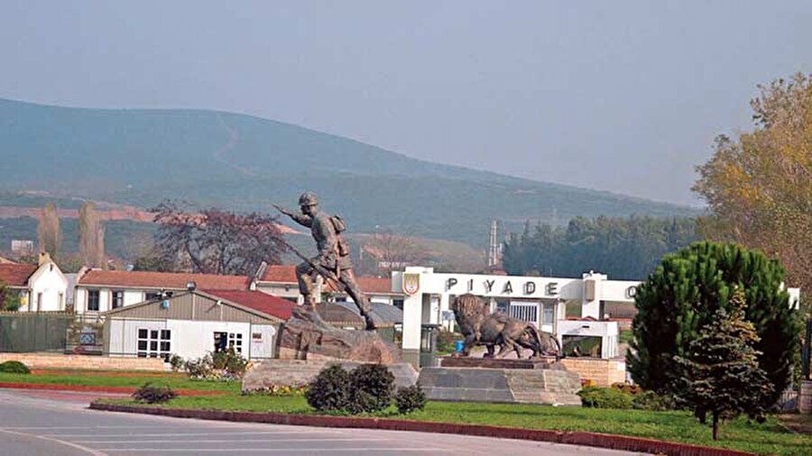 EN BÜYÜK ASKERİ ARAZİ TUZLADA
İstanbul Anadolu yakasındaki son ilçesi Tuzlada, askeri tersanelerin yanı sıra, Tuzla Piyade okulu ve Aydınlı bölgesinde yer alan askeri alanlar bulunuyor. Tuzlanın toplu konut bölgesi ilan ettiği Aydınlı Mahallesinde Milli Savunma Bakanlığına tahsis edilen 14 bin 200 metrekarelik askeri alana konut ve ticaret merkezi için imar izni verildi. Tuzla Belediyesinin 15 katlı konut ve ticaret merkezi projesi için askeri alanda kalan arsasıyla ilgili imar planı değişikliği Büyükşehir Belediye Meclisi tarafından 2015 yılında kabul edildi.