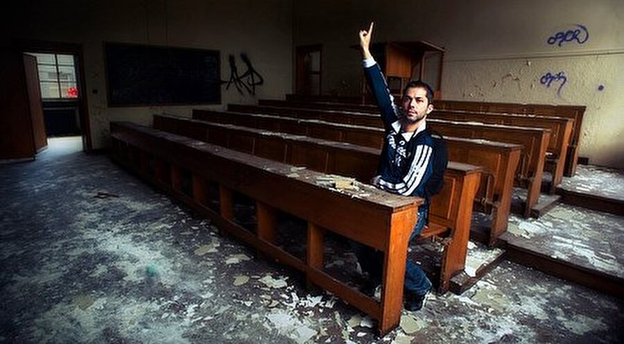 Kalem, defter, silgi not setini kapıp ilk günden en önde oturma!