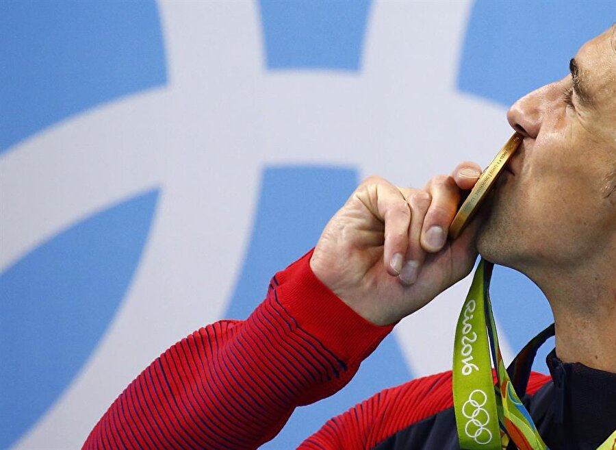 2168 yıl sonra gelen rekor

                                    
                                    Rio'da toplam 4 altın madalya kazanan Michael Phelps, 2168 yıllık rekoru kırdı. Antik Olimpiyat Oyunları'nda Rodoslu Leonidas, 'stadion' (yaklaşık 200 m), 'diaulos' (yaklaşık 400 m) ve 'hoplitodromos' (zırhlı araç yarışı) dallarında yarışmış ve M.Ö. 164-160-152 yıllarında 12 kez birinci olmuştu. ABD'li sporcu şimdiye kadar katıldığı olimpiyat oyunlarında toplam 14 altın madalya aldı ve bu inanılmaz rekoru kırdı. Öte yandan ABD'li sporcu, oyunlar öncesinde yaptığı açıklamada Rio'dan tarihi bir başarıyla dönmek istediğini belirtmişti.
                                
                                