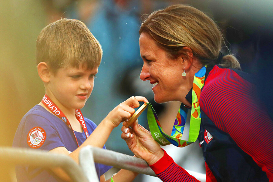 Kadınlar Yol Bisikleti 

                                    
                                    
                                    ABD'nin altın madalyasını oğluna gösteriyor.
                                
                                
                                