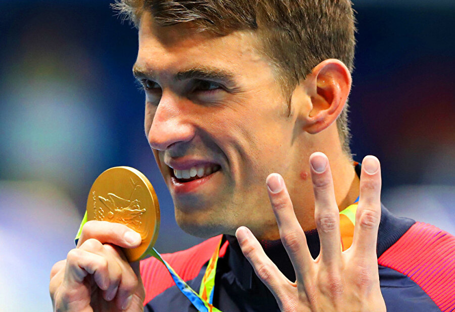 Michael Phelps gururu

                                    
                                    
                                    Michael Phelps yüzme şampiyonasında 4 altın, 1 gümüş madalyanın sahibi oldu.
                                
                                
                                