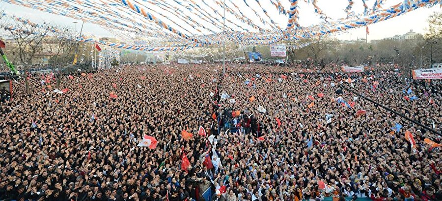 Yenikapı Demokrasi ve Şehitler Mitingi

                                    
                                    
                                    15 Temmuz akşamı gerçekleştirilen darbe girişimine karşılık, bütün Türkiye Yenikapı miting meydanında toplandı.
                                
                                
                                