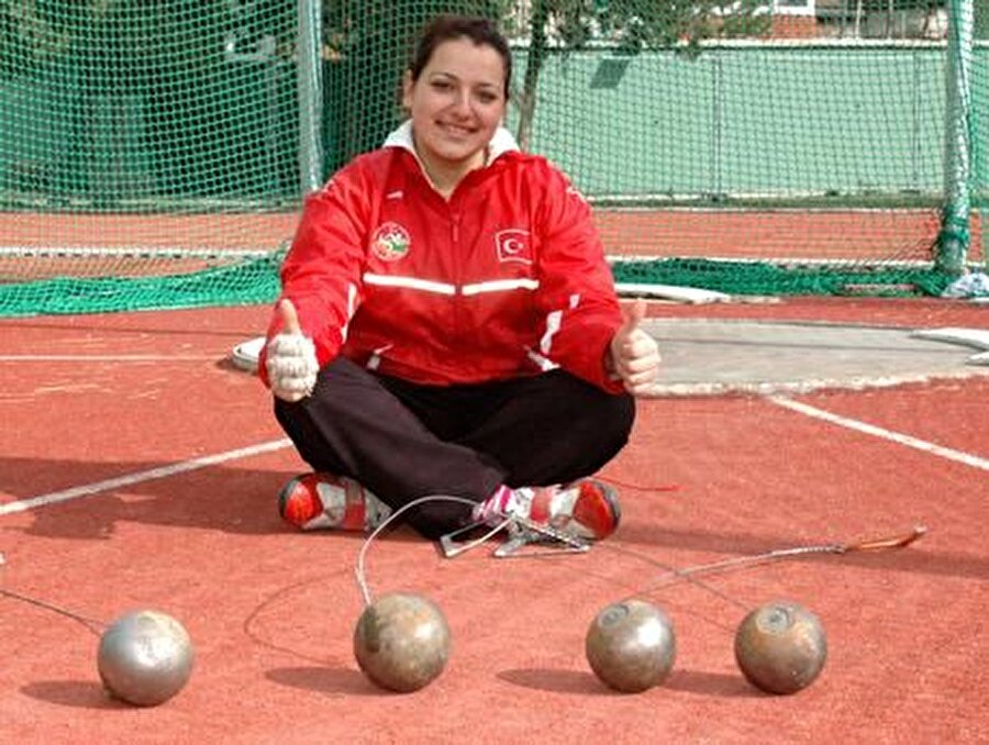 Olimpiyatlardan elendi

                                    
                                    Kadınlar çekiç atmada ter döken Kvılcım Kaya Salman, ilk iki atışında faul yaptı. Salman, üçünücü atışında 64.79 attı ve A Grubu'nda 14., genel sıralamada 26. oldu. Milli sporcu elde ettiği bu sonuçla, Yaz Oyunları'ndan elendi. Tuğçe Şahutoğlu ise 67.05'lik atışı ile B Grubu'nda 10. genel sıralamada 21. oldu. Şahutoğlu da elde ettiği sonucun ardından elendi.
                                
                                