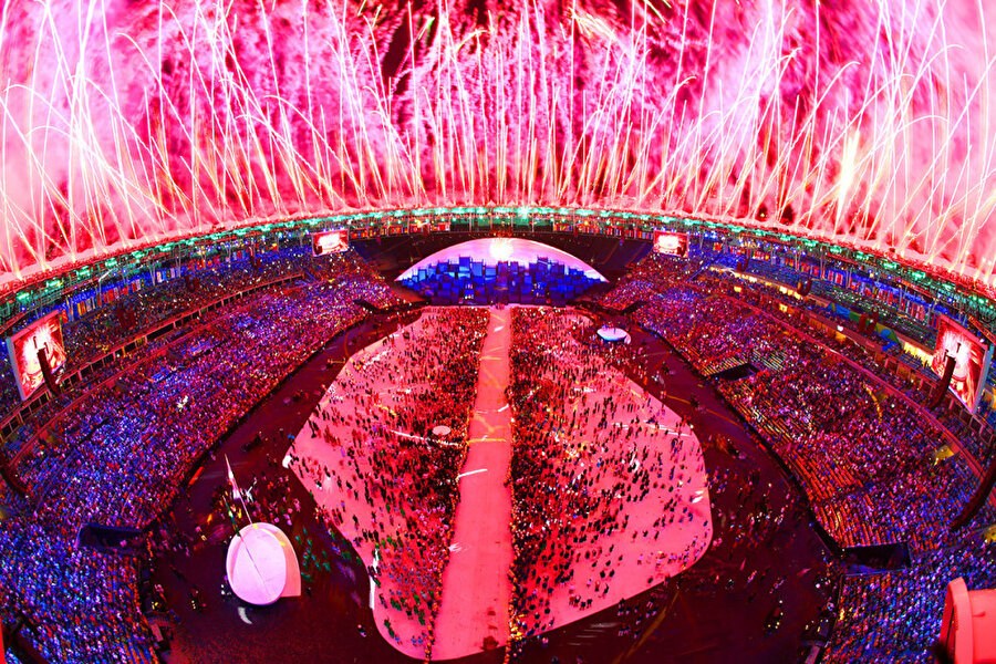 2016 Rio Olimpiyatları açılış töreni

                                    
                                    
                                    
                                    Brezilya'da düzenlenen Rio Olimpiyatları açılış töreninden renkli bir kare.
                                
                                
                                
                                