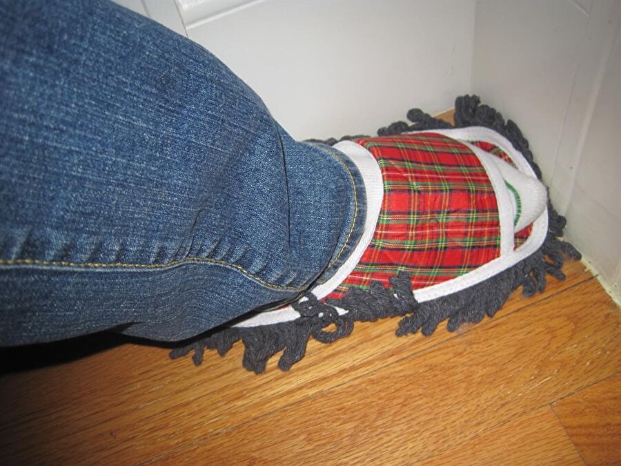 Yürürken bile toz alın
Temizlik yapmaktan hoşlanmayanlar için hazırlanan kullanışlı bir terlik. Aynı anda hem evin içinde yürüyün hem de toz alın.