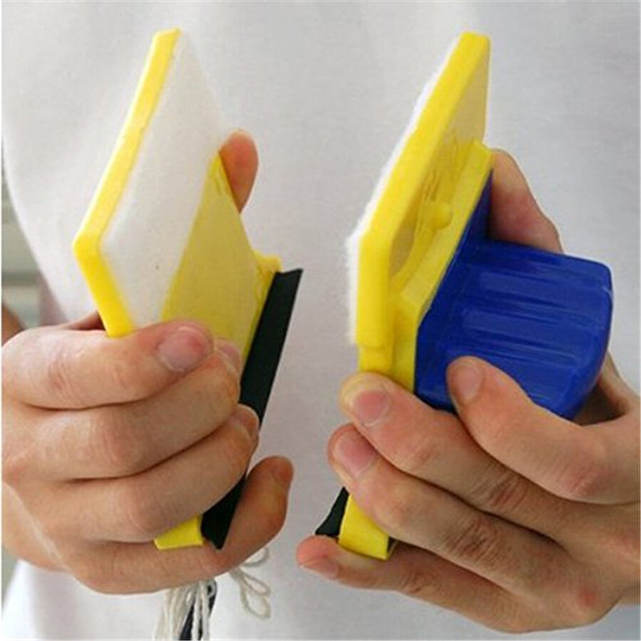 Mıknatısla cam silin!
Hem tehlikeli hem de yorucu bir iştir cam temizliği. İnternetten rahatça temin edebileceğiniz bu ürün cam temizliğini keyifli bir hale getirecek gibi. Mıknatıslı aparatları canım iki yüzeyine yerleştirin. Basit hareketlerle pencereleriniz tertemiz olacaktır.