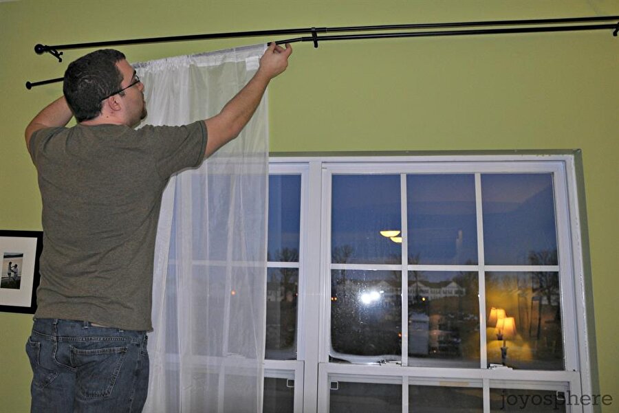 Perde için çözüm yok mu?
Perde asma işi de ev hanımlarının kabusudur. Ne yazık ki perde asmak için bir tek pratik yol var. “Evin en uzunu perdeyi asar” formülü uzun yıllar işlerliğini koruyacak gibi…