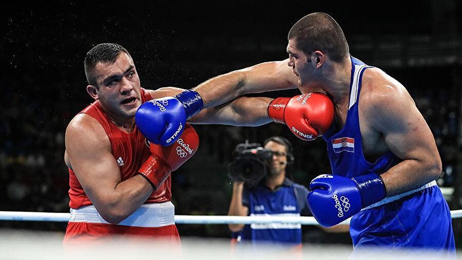 Demirezen’den kötü haber

	Erkekler +91 kiloda ringe çıkan milli boksör Ali Eren Demirezen, Hırvat rakibi Filip Hrgovic'e 3-0 mağlup oldu. Bu sonuçla Demirezen, olimpiyata veda etti.

