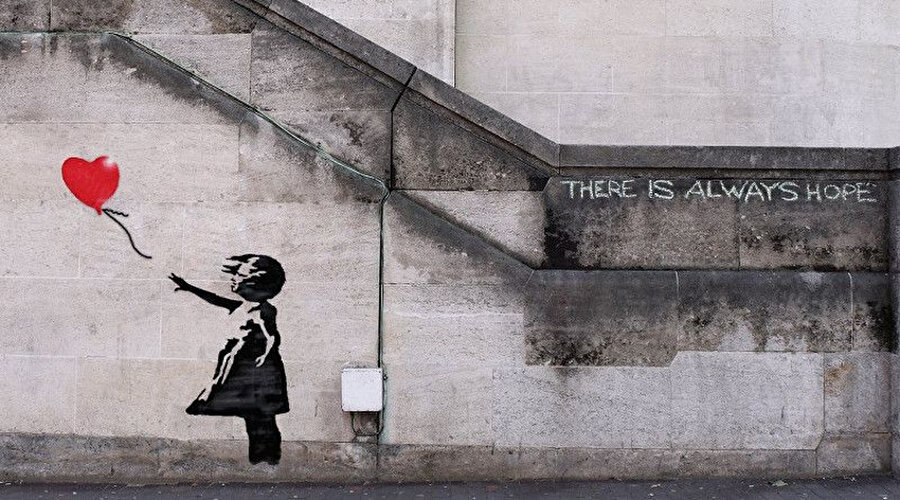 Banksy'in gerçek ismi bilinmiyor. Ancak sanatçı başta İngiltere olmak üzere son on yılda dünyanın birçok şehrinde çizdiği resimlerle tanınıyor. Sanatçının eserlerini derleyen eski menajeri ise küs olduğu Banksy adına birçok sergi düzenliyor. Hatta “The Art of Banksy” isimli sergi ocak 2016'da Türkiye'de de ilgi ile takip edildi. 
