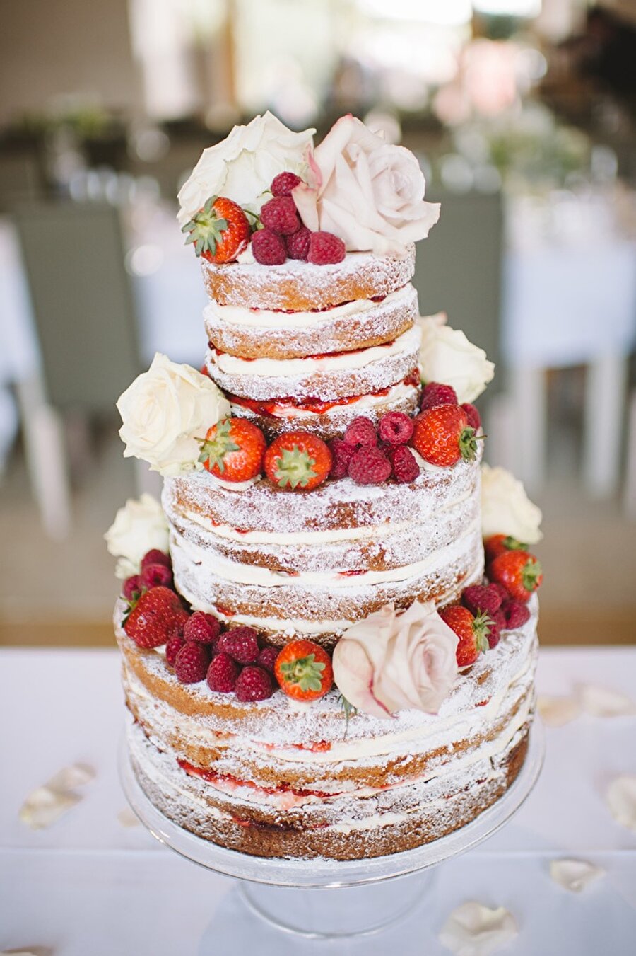 2016'nın trend pastası
"Naked cake" yani, "Çıplak pasta" olarak bilinen bu tarz, 2016 yılının düğün pastalarına damga vurmuş durumda. Artık düğünlerde tüm zerafeti ve doğallığı ile naked cake tercih ediliyor.