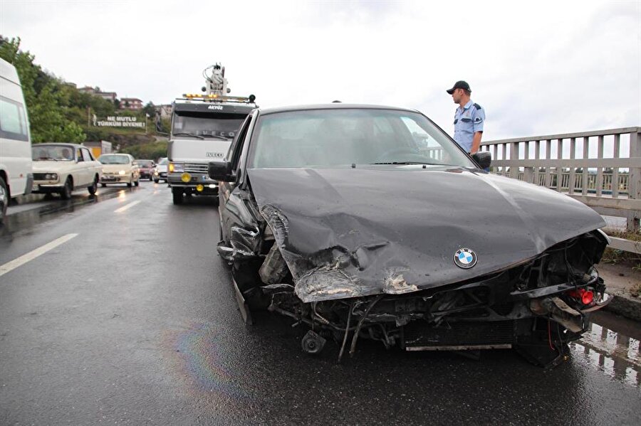 PEKİ, TEMASSIZ KAZA NEDİR?
Sigortacılar bu kavramın trafik kurallarına uymadıkları için kazaya neden alan ama hukuken temas olmadığı için kazadan sorumlu tutulmayan sürücülere yönelik olduğunu belirtiyor. 

 Yeni genel şartlara, "kazanın temassız olması sorumluluğa engel olmaz" maddesi eklendiğini vurgulayan sigortacılar, şu açıklamaları yaptı: “Örneğin, bir araç, dikkatsizce ara yoldan ana yola çıkıyor ve o sırada ana yoldan gelen de çarpmamak için aracı ani kırıp, başka bir araca çarpıyor. Ya da siz normal yolunuzda seyrederken, başka bir araç aniden önünüze çıkıyor, siz de ona çarpmamak için direksiyonu kırıp, kaldırımdaki yayaya çarpıyorsunuz. Bu tür kazalar çok oluyor. Sizin hiçbir suçunuz yokken bir anda suçlu hale geliyorsunuz. Bazı durumlarda mahkemeler de, kusurlu hareket edenin hiçbir teması olmadığını gerekçe gösterip, tüm sorumluluğu kazayı yapana yüklüyor ve zararı çarpan sürücünün sigorta şirketi karşılıyor. Oysa yeni düzenleme ile kazaya sebebiyet veren de artık sorumlu olacak, kusuru oranında zarara katılacak ve sigorta açısından hasarlı sürücü olarak değerlendirilecek.”
