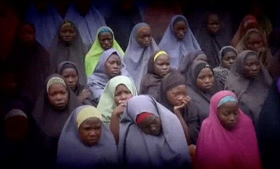 276 KIZ ÖĞRENCİYİ KAÇIRMIŞLARDI

                                    
                                    Nijerya'nın kuzeydoğusundaki Borno eyaletine bağlı Chibok kentindeki bir yatılı okula 14 Nisan 2014'te baskın düzenleyen Boko Haram militanları, 276 kız öğrenciyi kaçırmıştı. Boko Haram militanlarının kaçırdığı kız öğrencilerden 57'si kaçmayı başarırken 219'undan haber alınamıyordu.

Nijerya'da 2000'li yılların başından beri varlık gösteren, lideri Muhammed Yusuf'un gözaltındayken ölmesinin ardından 2009'da kitlesel şiddet eylemleri düzenlemeye başlayan Boko Haram, 17 bine yakın kişinin ölmesine neden oldu. Örgüt, geçen yıldan beri eylemlerini ülkenin sınır komşuları Kamerun, Benin, Çad ve Nijer'e de kaydırdı.


                                
                                