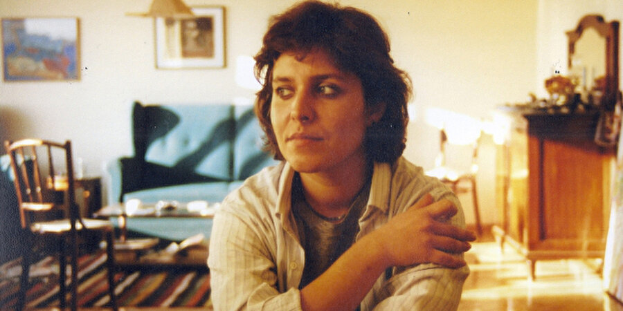 Nilgün Marmara
Ece Ayhan'ın “dünyayla yaralı” şairi, Cemal Süreya'nın “daha otuzuna değmemişti” dediği... Marmara, kendi deyimiyle “paniği kukla yapmış hasta bir çocuktu.” Sylvia Plath üzerine çalışmalar, Plath'ın varoluş sorununa bakışı şairi etkiledi ve sevdiği yazar ile “ölüm ortaklığı” yaptı ve bu “iki adımlık yerküreye” veda dedi. Daktiloya Yazılmış Şiirler, Metinler ve Kırmızı Kahverengi Defter şairin kısacık hayatına sığan eşsiz eserleridir.
Yabancı
En yakın yabancı sendin,
Daha sürülmemişken ışığın biberi
Yaramıza,
Yaslanırken boşlukta duran bir merdiveni henüz.
Güzdü sonsuz bir çöle takılan bakışımız,
İlkyaz derken –kışı gözden kaçıran
Yüzlerce eller yukarı, saygı duruşlarımız
En güçsüz kollarla
Çözüldü aşkın zarif ilmeği
Bulandı aynalar duruluğu.
Çok gizli bir doğru gecenin toyluğunda
Bilmedik çekenin yanlış bir uzaklık olduğunu…
Yabancıların en yakınıydan sen!