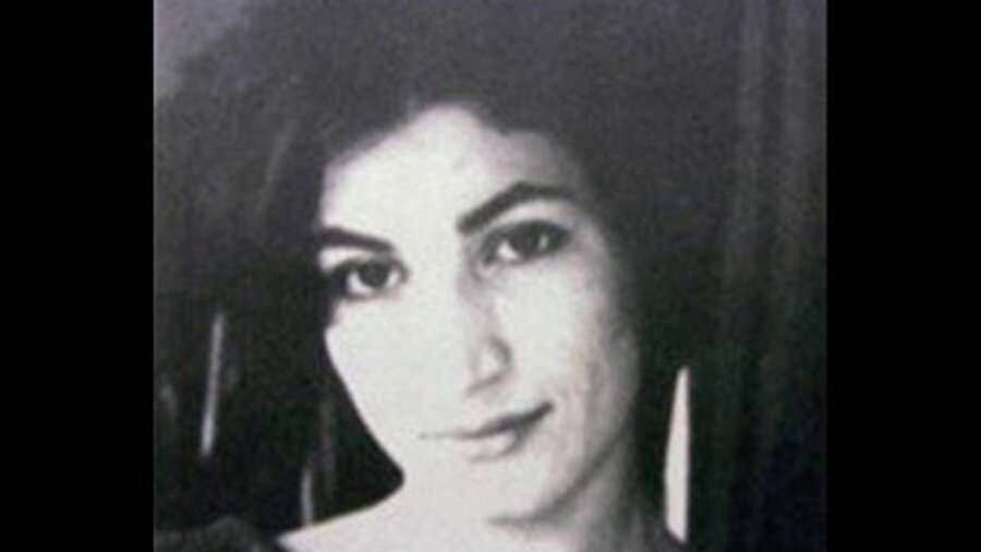 Füruğ Ferruhzad
Modern fars şiirinin en büyük temsilcilerinden biri olan Ferruhzad, şair, yazar, oyuncu, yönetmen ve ressamdır. Eşinden ayrıldığında mahkeme çocuğunun velayetini babasına verir. Çocuğunu neredeyse bir daha göremez, bunun üzerine cüzamlı bir ailenin çocuğunu evlat edinir. Yaşadığı bir trafik kazası sonucu hayata veda eder. Yaşadığı dönem ve sonrasında adından sıkça söz ettiren şairin şiirleri ölüm, yokluk, aşk ve hayat temaları üzerine kuruludur.
İnanalım Soğuk Mevsimin Başlangıcı
İnanalım
Soğuk mevsimin başlangıcına inanalım
Düş bahçelerinin yıkıntılarına inanalım
İşsiz devrik oraklara
Ve tutsak tanelere
Bak nasıl da kar yağıyor.
Belki de gerçek o iki genç el
Durmadan yağan karın altında gömülmüş olan
Ve bir dahaki yıl bahar
Pencerenin arkasındaki gökyüzüyle seviştiğinde
Ve teninde fışkırdıklarında
Çiçek açacak olan o iki genç el
Sevgili, ey biricik sevgili
İnanalım soğuk mevsimin başlangıcına.