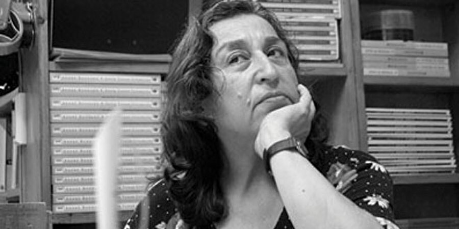 Şennur Sezer
Türkiye'deki önemli kadın şairlerden biri olan Şennur Sezer, çeşitli yayınevlerinde ve ansiklopedik düzeltici ve metin yazarlığı yaptı. Yeşilcam'ın unutulmaz filmlerinden “Buruk Acı” ya aynı isimle şarkı sözü yazdı.
Buruk Acı
“Gurbet içimde bir ok, her şey bana yabancı?
Hayat öyle bir han ki, acı içimde hancı?
Sevmek korkulu rüya, yalnızlık büyük acı
Hangi kapıyı çalsam, karşımda buruk acı?
Yıllar yılı gönlümde bir gün sabah olmadı?
Bu ne bitmez çileymiş, neden hâlâ dolmadı
Sevmek korkulu rüya, yalnızlık büyük acı
Hangi kapıyı çalsam, karşımda buruk acı.”