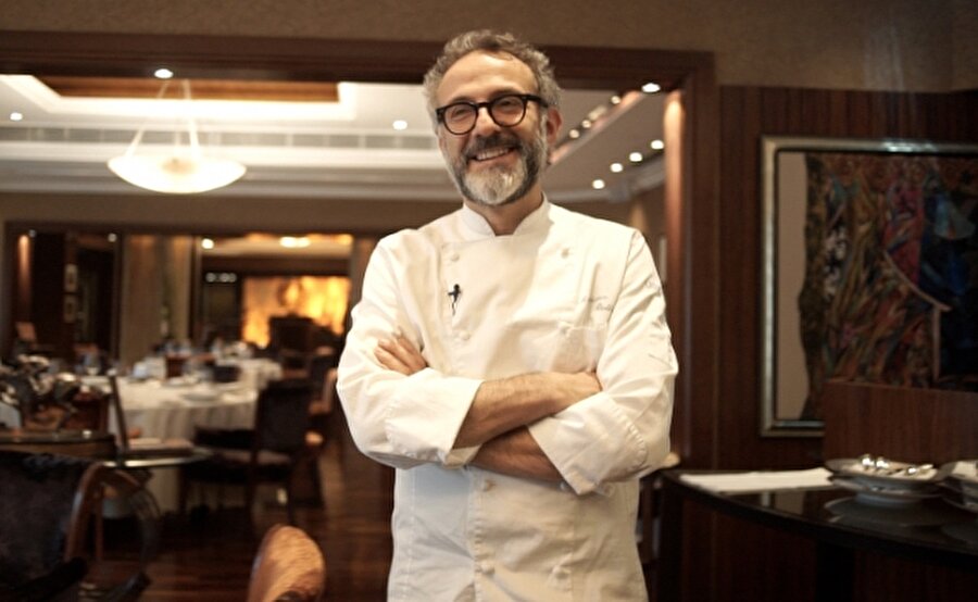 'İSRAFLA SAVAŞMALIYIZ'
"Dünyada 800 milyon kişi yetersiz beslenirken 1,4 milyar kişi ise aşırı kilolu" diyen Bottura, "İsrafla savaşmalıyız. Her yıl 1,3 milyar ton gıda israf ediliyor, bu sayı dünyadaki üretimin üçte biri ile dörtte biri arasına denk geliyor. 2016 yılında böyle bir şey kabul edilemez!" diye konuştu.

 Tanınmış şeflerin bu açıdan örnek teşkil etmesi gerektiğini de savunan Bottura, "Büyükanne ve büyükbabalarımızın zihniyetine dönmeliyiz, ekmek kırıntılarını bile yeniden kullanmalıyız" diye ekledi.

  

 Olimpiyatların hem gıda israfı sorununa dikkat çekmek hem de muhtaç durumdakilere yardım etmek için etkili bir araç olduğunu söyleyen İtalyan Şef, projeyi başka ülkelere de yaymayı amaçladığını da belirtti. Şef Bottura, Kanada ve ABD'de benzer projeler için izinler aldıklarını aktardı.
